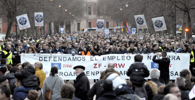Miles de personas se han manifestado en Pamplona en apoyo a los trabajadores de la planta de ZF-TRW y en protesta por el ERE para el despido de 250 de los 620 empleados de la factoría. EFE/Villar López