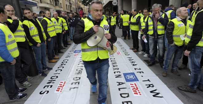 Trabajadores de la empresa ZF-TRW se preparan para participar en la manifestación que ha tenido lugar en Pamplona por el ERE para el despido de 250 de los 620 empleados de la factoría. EFE/Villar López