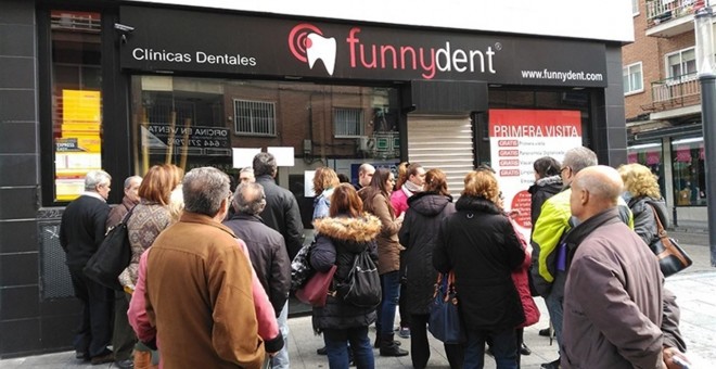 Varias personas se acercan a una de las clínicas de Funnydent./EP