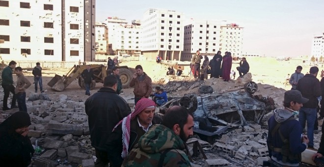 Residentes y soldados leales al presidente sirio Bashar al-Assad inspecionan la zona de los atentados yihadistas en el barrio chií de SDamasco. REUTERS/Stringer