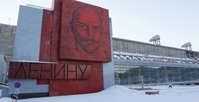 Mosaico de Lenin en la central hidroeléctrica de la ciudad siberiana de Krasnoyarsk. - REUTERS