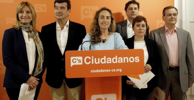 Emigdio Tormo (2d) y Carolina Punset, junto a otros líderes de Ciudadanos Valencia. EFE