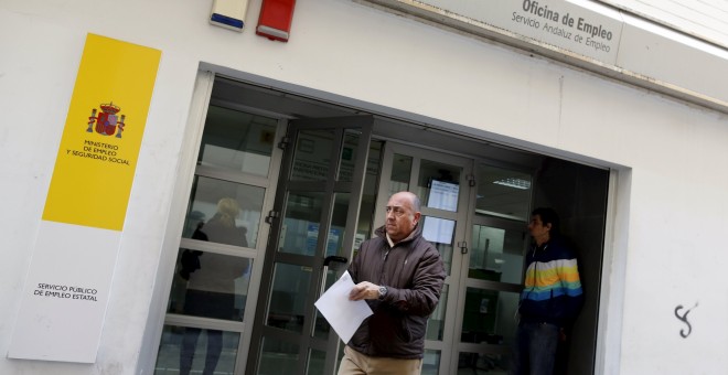 Un hombre sale de una oficia del Servicio Andaluz de Empleo, en Sevilla. REUTERS/Marcelo del Pozo