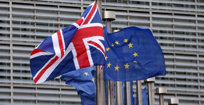 La 'Union Jack', la bandera del Reino Unido, junto con la de la UE, frente a la sede de la Comisión Europea, con motivo de la reciente visita del primer ministro británico, David Cameron, a las instituciones comunitarias. REUTERS/Francois Lenoir