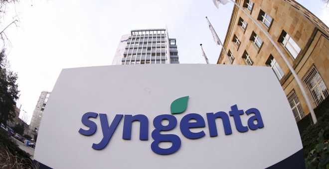Logo de la empresa agroquímica Syngenta delante de su sede en Basilea. REUTERS/Arnd Wiegmann
