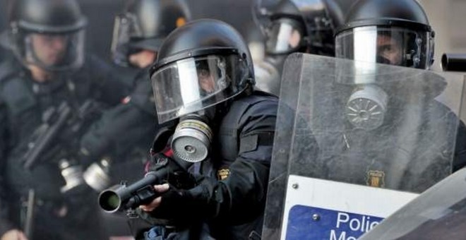 Mossos disparando contra ciudadanos catalanes.