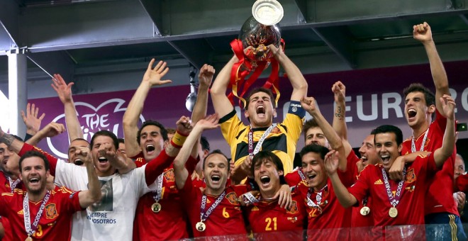 Momento en el que Casillas levanta la copa que acreditaba a España como campeona de Europa 2012.