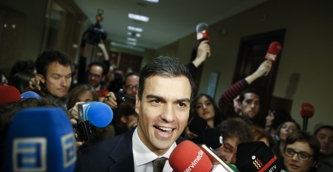 El líder del PSOE, Pedro Sánchez, en los pasillos del Congreso de los Diputados.-REUTERS