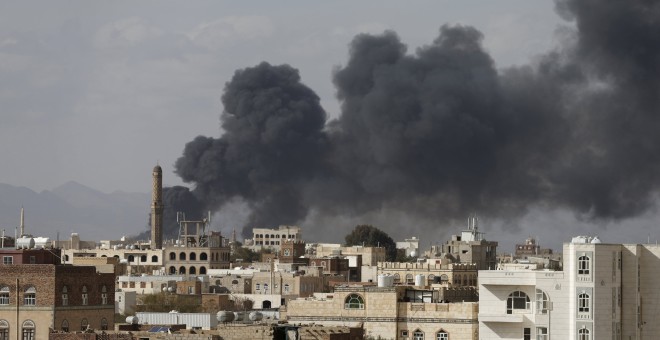 Foto de archivo de ataques aéreos saudíes llevado en la capital de Yemen, Saná. REUTERS
