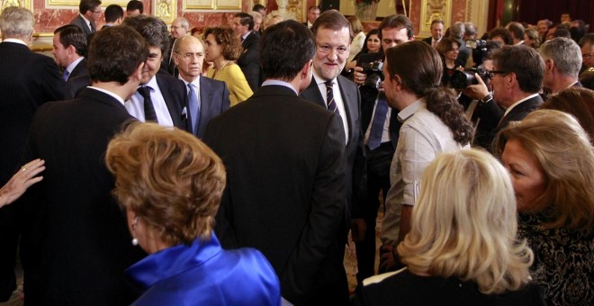 Rajoy charla con Pablo Iglesias en los pasillos del Congreso.