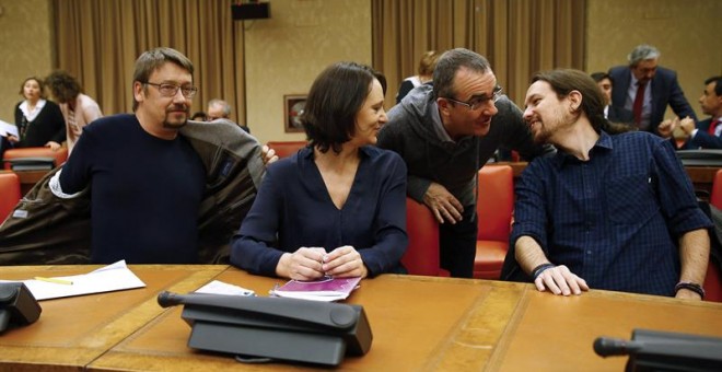El líder de Podemos, Pablo Iglesias (d), junto a la reponsable de Análisis del partido, Carolina Bescansa (2i), el diputado de la formación por Baleares, Juan Pedro Yllanes (2d), y el portavoz de En Comú Podem, Xavier Doménech (i). /EFE