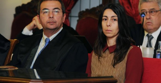 La policía local y acusada, Raquel Gago, junto a su abogado Fermín Guerrero. EFE/J. Casares