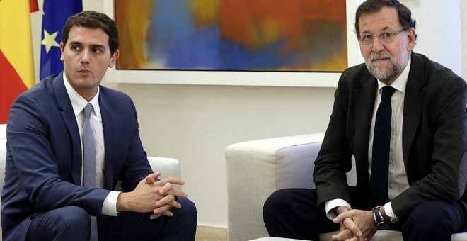 El líder de Ciudadanos, Albert Rivera, y el presidente del Gobierno en funciones, Mariano Rajoy, en una de sus últimas reuniones en Moncloa. Archivo EFE