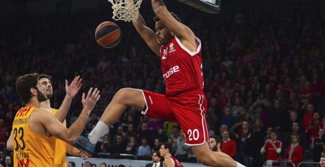 Harris (d) hace un mate junto a Perperoglu (i) durante el partido. EFE/Nicolas Armer