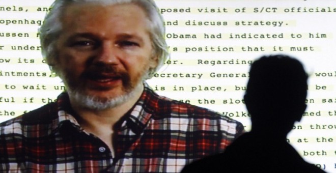 El fundador de Wikileaks, Julian Assange, habla desde la embajada ecuatoriana en Londres en la apertura de un festival de cine sobre derechos humanos realizado en Barcelona en octubre de 2014. - REUTERS