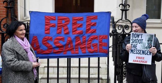 Partidarios de Assange se manifiestan en el exterior de la embajada ecuatoriana en Londres. - EFE