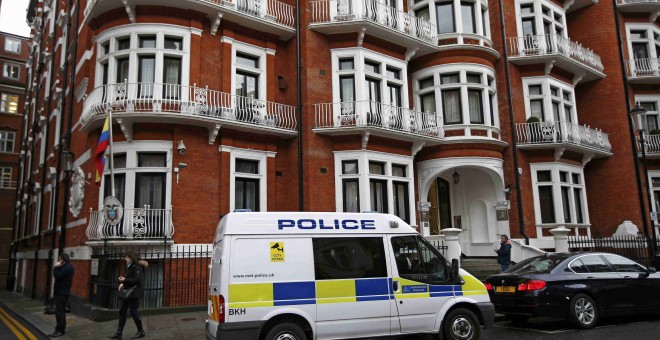 Vehículo policial a las puertas de la Embajada de Ecuador en Londres, en la que Julian Assange se encuentra recluido. REUTERS