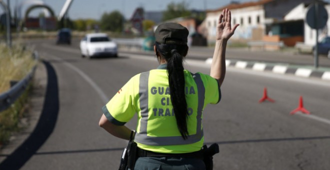 Imagen de archivo de una agente de la Guardia Civil. EFE