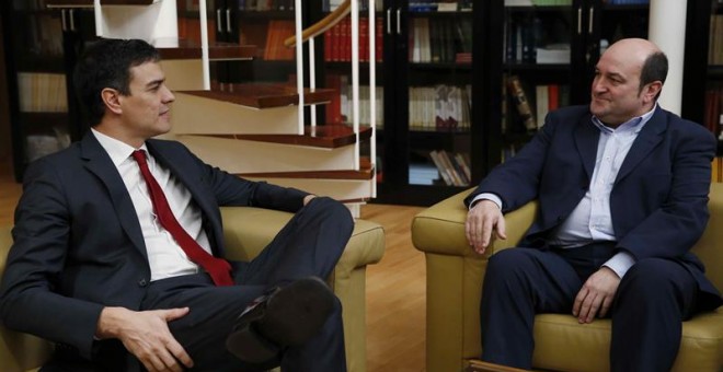 El secretario general del PSOE, Pedro Sánchez (i), se reúne con el presidente del PNV, Andoni Ortuzar (d), hoy en el Congreso de los Diputados, con lo que completa la primera ronda de reuniones encaminadas a intentar entablar un acuerdo de gobierno. EFE