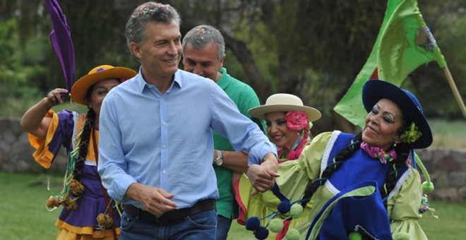 Fotografía cedida por Presidencia del mandatario argentino, Mauricio Macri (c), EFE