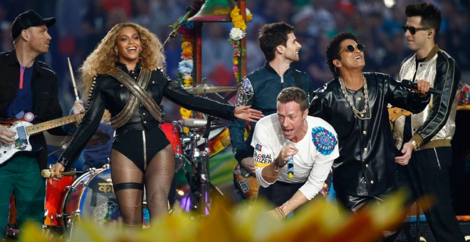 Beyoncé, Chris Martin y Bruno Mars durante la actuación de la Super Bawl. EFE