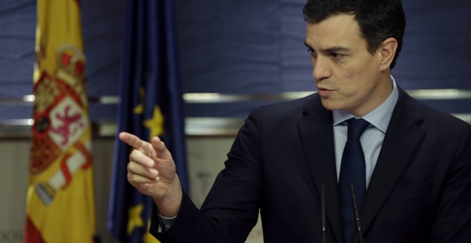 El secretario general del PSOE, Pedro Sánchez, durante la rueda de prensa que ha ofrecido en el Congreso durante sus contactos con los líderes políticos para empezar a negociar un posible pacto de gobierno. EFE/Javier Lizón