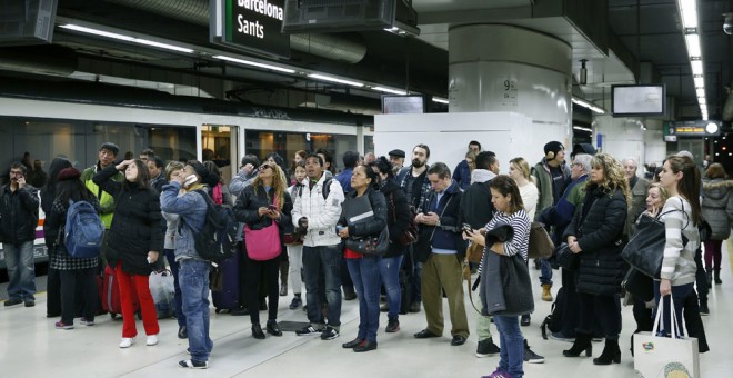 Viajeros afectados por la suspensión del servicio de Cercanías esperan en la estación de Sants. EFE