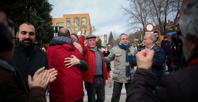 José Alcázar, portavoz de los Ocho de Airbus, emocionado a la salida del juzgado de Getafe.-JAIRO VARGAS