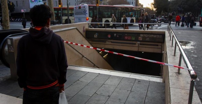 La estación Renfe de Plaza Catalunya cerrada después de que el servicio de trenes haya quedado interrumpido en la red de cercanías de Barcelona desde primera de hora de la mañana ante la presencia de humo en los túneles, sin que se haya precisado su orige