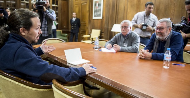 Pablo Iglesias conversa con los líderes de CCOO y UGT, Fernández Toxo y Cándido Méndez.- PODEMOS / DANI GAGO