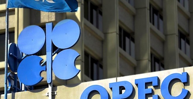 El logotipo de la Organización de Países Exportadores de Petróleo (OPEP) en su sede en Viena (Austria). EFE