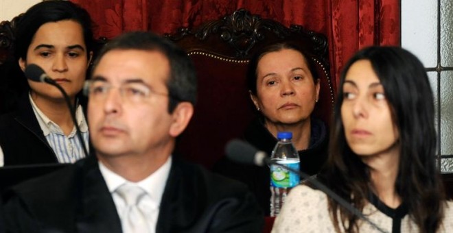 Las tres mujeres acusadas de asesinar a Isabel Carrasco, junto al abogado de una de ellas, durante una nueva jornada del juicio. EFE/J.Casares