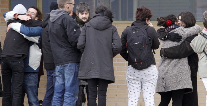 Alfonso Lázaro de la Torre, de 29, uno de los dos titiriteros encarcelados desde el pasado sábado acusados de ensalzar a ETA y Al Qaeda en un espectáculo de carnaval celebrado en Madrid, a su salida de la cárcel de Soto del Real (Madrid).- EFE