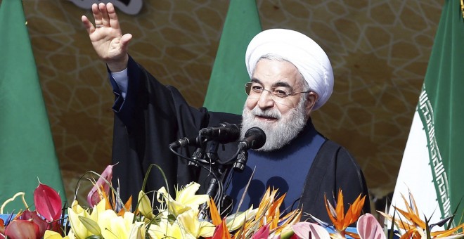 El presidente iraní, Hasán Rohaní, saluda a su llegada a una ceremonia por el 37º aniversario del triunfo de la Revolución Islámica, en la plaza de Azadi (Libertad) en Teherán (Irán). EFE/Abedin Taherkenareh