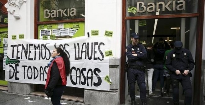 Tres detenidos en la «okupación» de la sucursal de Bankia en la calle Mayor.- REUTERS