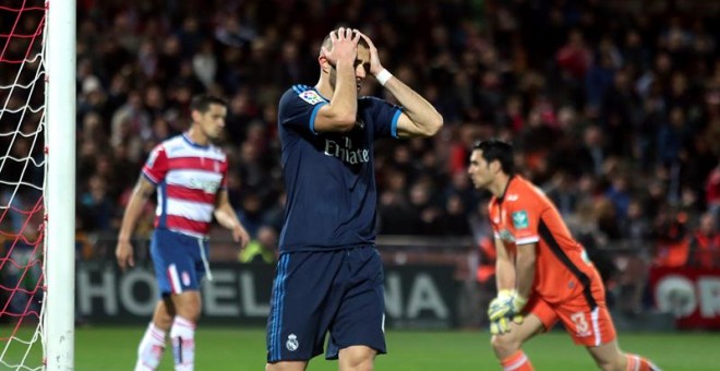 Benzema se lamenta durante el partido ante el Granada. EFE/Pepe Torres