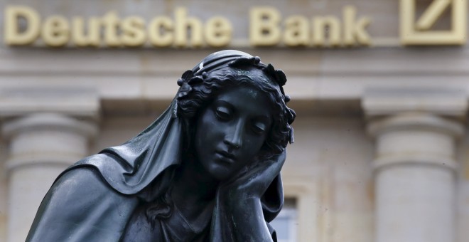 Estatua cerca del  Deutsche Bank en Frankfurt, en una imagen de archivo.  REUTERS/Kai Pfaffenbach