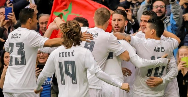 Los jugadores del Real Madrid celebran uno de los goles de Cristiano Ronaldo ante el Athletic Club. EFE/Emilio Naranjo