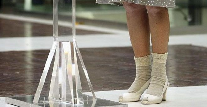 Los pies de Esperanza Aguirre mientras ofrecía una rueda de prensa donde explicaba el atentado que sufrió en Bombay. / Archivo.