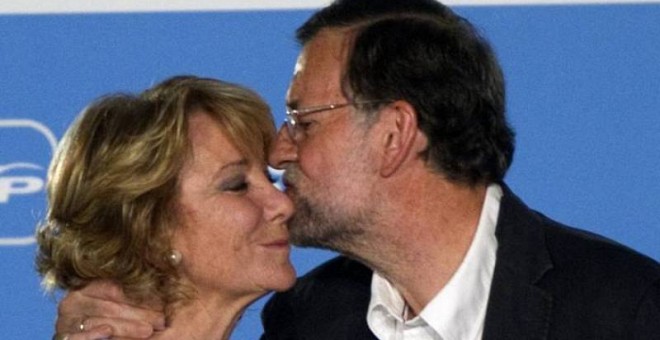 Mariano Rajoy besa a Esperanza Aguirre. REUTERS