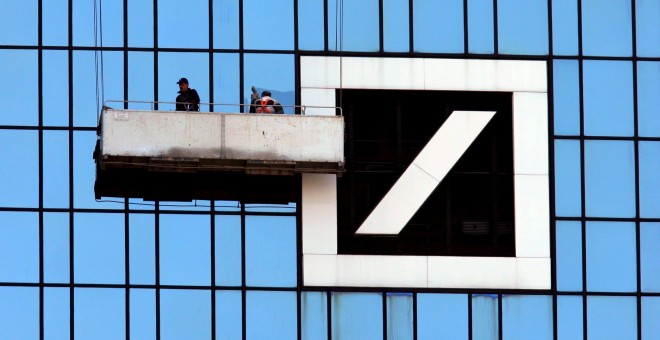 Varios empleados limpiando los cristales de la sede del Deutsche Bank en Fráncfort. EFE/Arne Dedert