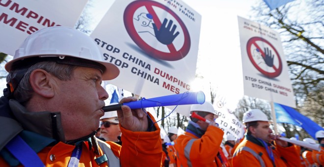 Trabajadores del acero europeos participan en una manifestación en el centro de Bruselas. REUTERS