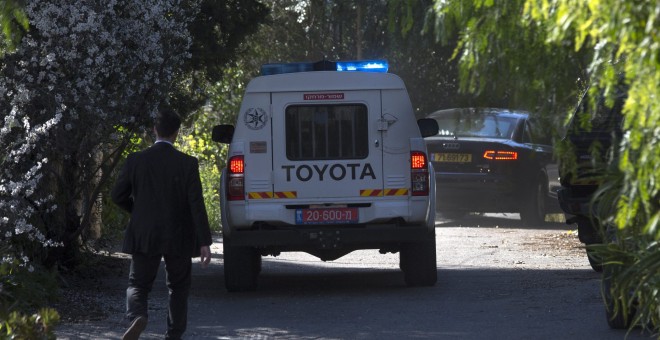 El ex primer ministro israelí Ehud Olmert abandona su domicilio en Motsa Illit en un sedan de camino a prisión en Ramle a las afueras de Tel Aviv (Israel). EFE/Jim Hollander