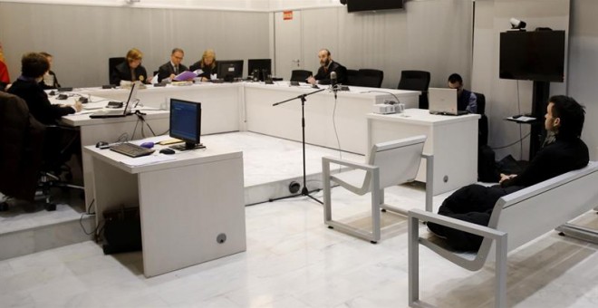 La Audiencia Nacional juzga hoy a Aritz Egurrola, de 31 años, acusado de elogiar a ETA y a sus integrantes en su página de Facebook.- EFE