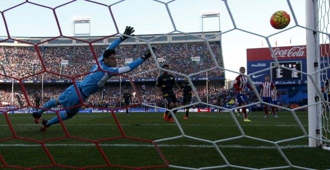 Vista de las gradas del Vicente Calderón desde el fondo de una portería en el Atlético-Sevilla de Liga. /REUTERS