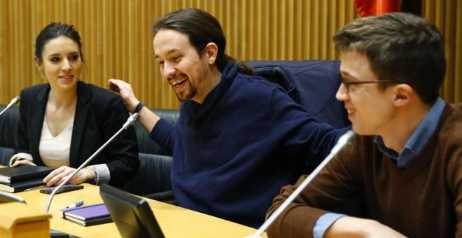 El líder de Podemos, Pablo Iglesias (c), acompañado por el portavoz en el Congreso, Íñigo Errejón (d), y la portavoz en la Comisión de Educación y Deporte, Irene Montero (i) durante la rueda de prensa posterior a la reunión del grupo parlamentario hoy en