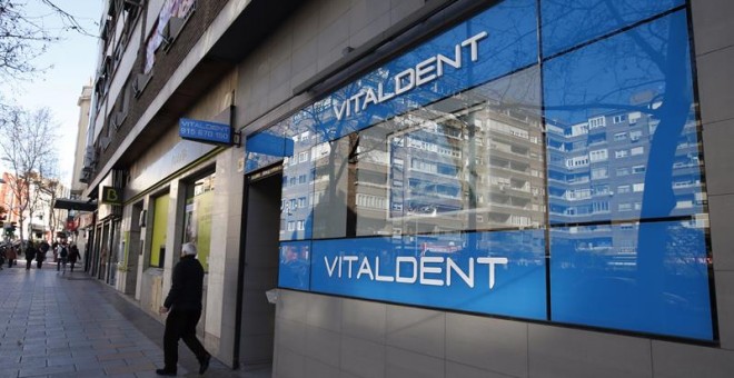 Clínica Vitaldent en la calle Bravo Murillo. La Asociación Española de Franquiciadores (AEF) ha decidido hoy suspender cautelarmente como asociada a las clínicas dentales Vitaldent por supuestamente vulnerar el código deontológico de las franquicias que o