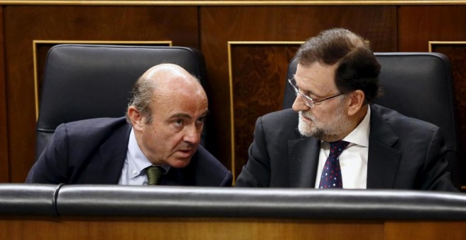 Luis de Guindos, junto a Mariano Rajoy en el Congreso de los Diputados. REUTERS