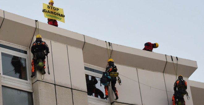 Activistas de Greenpeace en su acción en la sede del Consejo de Seguridad Nuclear. GREENPEACE