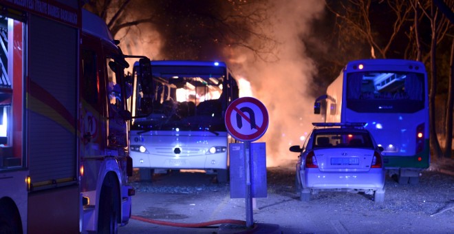 Los servicios de emergencia llegan a la zona de la explosión en Ankara, Turquía./REUTERS/Umit Bektas